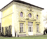 Der Mittelpavillon vor dem Schloss Brunnsee.