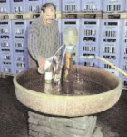 Beim Servitutsbrunnen in Sicheldorf holt sich die Bevölkerung zu gewissen Zeiten Mineralwasser.