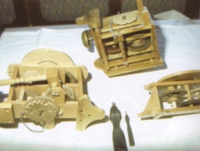 hölzerne Spindeluhrenwerke mit und ohne Schlagwerk Spindeluhrenwerke