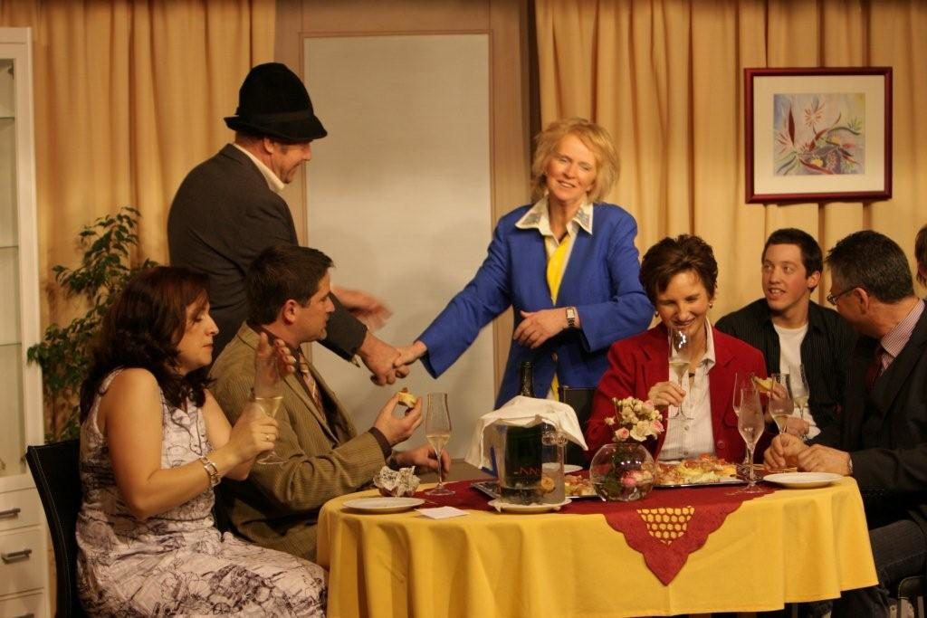Die Theatergruppe St. Anna am Aigen wurde vor ca. 80 Jahren von Herrn Alois Gindl und Kaplan Josef Müller gegründet. Der Grund war die Finanzierung des Jugendheimes und einer bäuerlichen Berufsschule für Mädchen. Das Volksstück  „s ‘ Nullerl“, von Karl Morree, wurde als erstes aufgeführt.
Nach großem Erfolg spielte die Theatergruppe unter der Leitung von Alois Gindl weiter. Danach leiteten die Kapläne die Theatergruppe, bis Anfang der siebziger Jahre Peter Haarer die Truppe übernahm. Von einfachen volkstümlichen Stücken, über Bunte Abende, bis zu klassischen Aufführungen wie „der Verschwender“, „Lumpaci Vagabundus“ bis „Jedermann“ reicht das Repertoire der Gruppe.